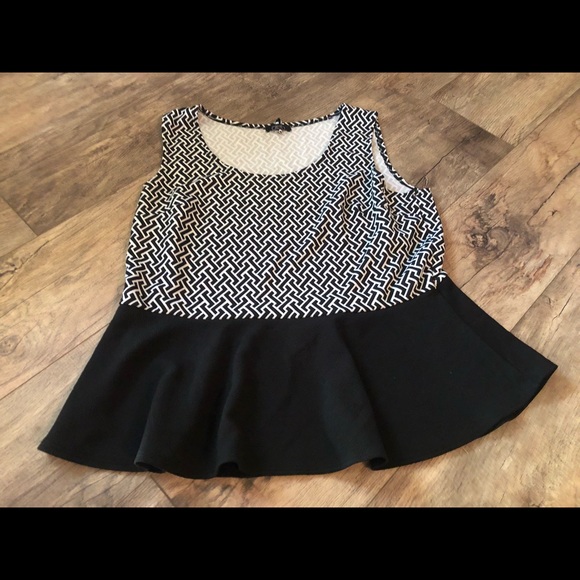 Geometric Print Peplum Top - Picture 2 of 3